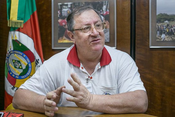 Na gestão FHC, consolidou-se um modelo de exploração do campo, assentado em uma poderosa estrutura de financiamento com acesso a capitais voláteis internacionais, que passaram a controlar o mercado agrícola; grandes fazendeiros perderam poder para o capital financeiro; é um modelo petrodependente; "Do pneu do trator ao insumo agrícola é tudo feito com petróleo", diz Frei Sérgio Antônio Gorgen, frade franciscano da Ordem dos Frades Menores do Rio Grande do Sul; todo o diagnóstico está em seu livro “Trincheiras da Resistência Camponesa”; esse modelo, avalia, colocará a segurança alimentar do planeta em sério risco quando a escassez do petróleo aumentar