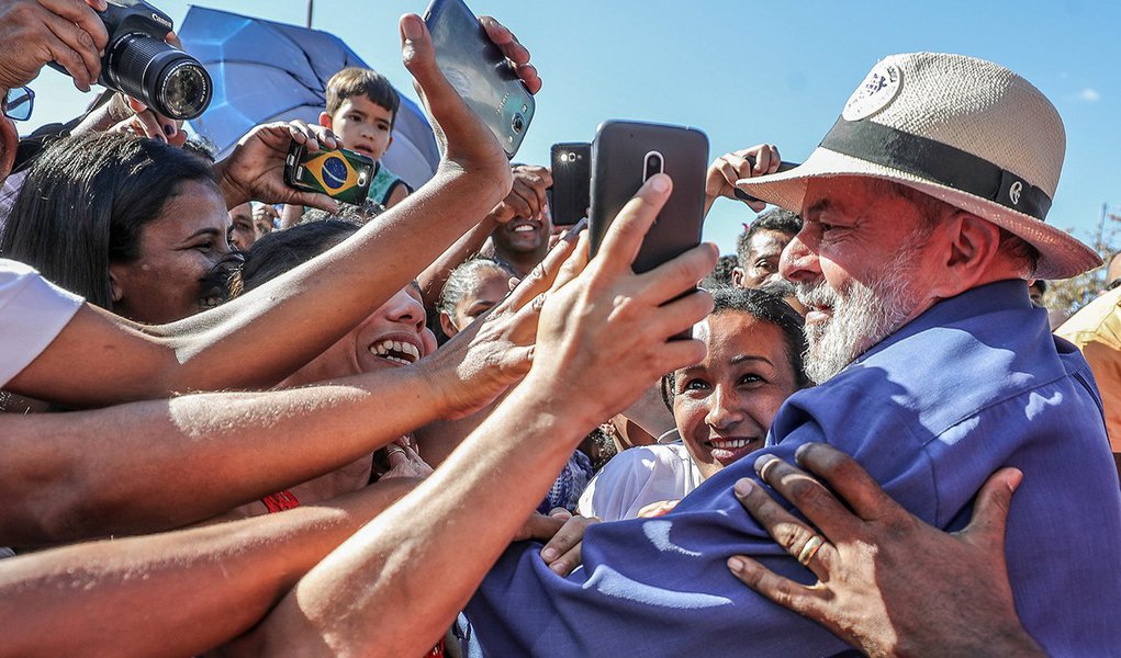 Ex-ministro da Educação Aloizio Mercadante diz que o julgamento do recurso de Lula pelo TRF-4 em tempo recorde é mais uma prova da caçada judicial ao ex-presidente; "Toda essa perseguição tem um objetivo claro: impedir que Lula se eleja novamente para, mais uma vez, realizar as conquistas econômicas, políticas e sociais de que o povo brasileiro precisa para se tornar cada vez mais altivo e soberano", diz ele; "A candidatura de Lula é a única que, até agora, se apresenta com credibilidade suficiente para se antepor à agenda de ortodoxia fiscal permanente e às reformas neoliberais patrocinadas pela turma do golpe. Todas as outras pré-candidaturas, com exceções das pouco competitivas no campo progressista, se apresentam como mera continuidade do golpe", diz Mercadante 