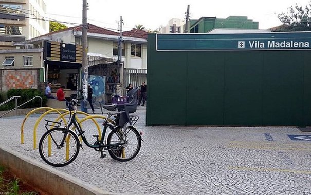 Ciclistas que chegam à estação Santa Cecília, da Linha 3-Vermelha do Metrô, paulista se deparam com o bicicletário fechado; o governador Geraldo Alckmin (PSDB) decidiu trocar os espaços cercados por paraciclos, alegando redução de custo e pouco uso dos bicicletários; no final de agosto, o espaço para bicicletas da estação Vila Madalena, da Linha 2-Verde, também foi fechado. As estações Brás (Linha 3-Vermelha), Liberdade e Paraíso (Linha 1-Azul) também tiveram seus bicicletários fechados esse ano
