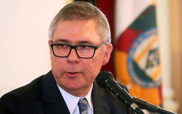 Em 27 de abril, o governador José Ivo Sartori (PMDB) nomeou o então secretário-executivo do movimento Agenda 2020, Ronald Krummenauer, como novo secretário de Educação; Krumennauer diz que focará sua atuação na elaboração de um projeto de estado para melhoria da educação que possa ter continuidade no futuro e no aperfeiçoamento da gestão; por outro lado, diz que a realidade financeira não permite imaginar que haja aumento de investimento na área em sua gestão; sindicato da categoria diz que é preciso uma pessoa que acredite na educação e venha brigar pela educação, não uma pessoa que já entra abrindo mão dessa briga”