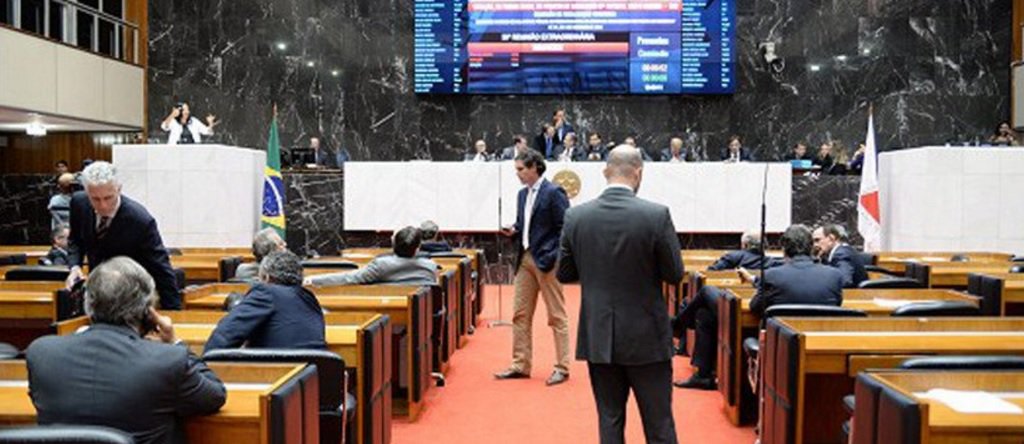 O lançamento acontecerá nesta quarta-feira (5); a dívida de Minas com a União é de R$ 87,2 bilhões, mas o governo negocia pela interrupção imediata do seu pagamento, tendo em vista que o Estado tem direito a ser recompensado pelas perdas referentes a não incidência de ICMS sobre as exportações, instituída pela Lei Kandir (Lei Complementar Federal 87, de 1996)