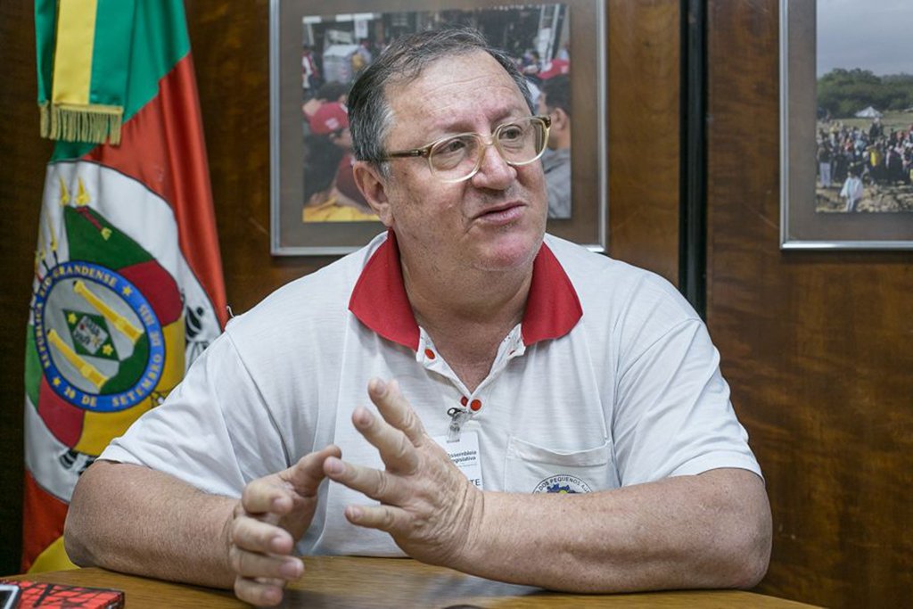 Na gestão FHC, consolidou-se um modelo de exploração do campo, assentado em uma poderosa estrutura de financiamento com acesso a capitais voláteis internacionais, que passaram a controlar o mercado agrícola; grandes fazendeiros perderam poder para o capital financeiro; é um modelo petrodependente; "Do pneu do trator ao insumo agrícola é tudo feito com petróleo", diz Frei Sérgio Antônio Gorgen, frade franciscano da Ordem dos Frades Menores do Rio Grande do Sul; todo o diagnóstico está em seu livro “Trincheiras da Resistência Camponesa”; esse modelo, avalia, colocará a segurança alimentar do planeta em sério risco quando a escassez do petróleo aumentar