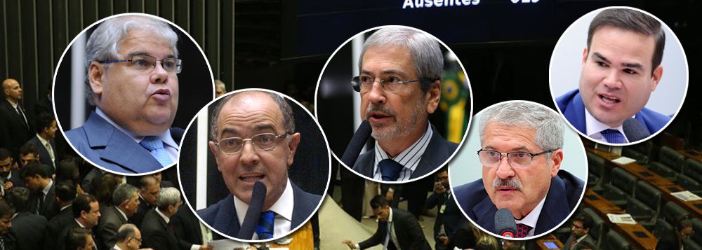 Dos 39 deputados federais baianos, 17 vestiram a camisa da corrupção e decidiram votar pelo arquivamento da denúncia em que Michel Temer é acusado de corrupção passiva; houve uma abstenção, e 21 (a maioria) parlamentares honraram o voto dos baianos e votaram pelo prosseguimento das investigações; confira quem são os cúmplices de Michel Temer e a lista completa com o voto de todos os deputados federais da Bahia