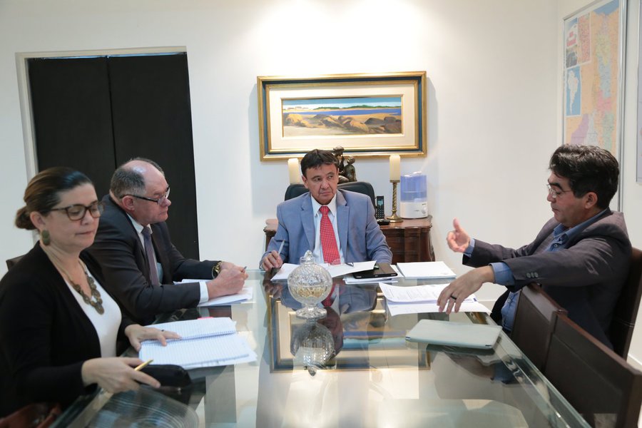 O governador Wellington Dias recebeu, em audiência no Palácio de Karnak, o secretário de Estado do Desenvolvimento Rural, Francisco Limma; dentre os assuntos tratados, estava o apoio aos pequenos e médios produtores com a implantação do Fertmóvel, laboratório móvel que realiza análises do solo em todo o estado, em assentamentos, comunidades e propriedades rurais e núcleos familiares provenientes da agricultura familiar