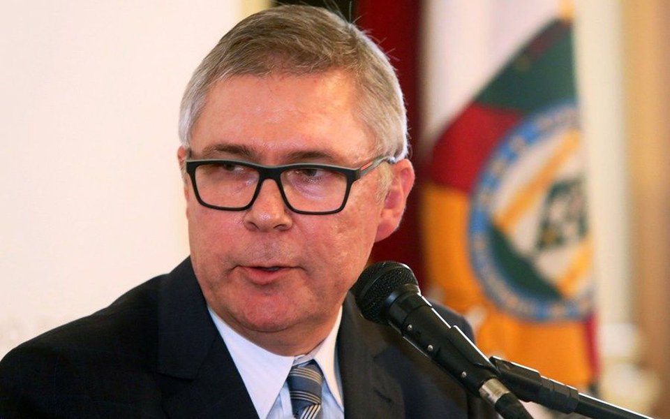 Em 27 de abril, o governador José Ivo Sartori (PMDB) nomeou o então secretário-executivo do movimento Agenda 2020, Ronald Krummenauer, como novo secretário de Educação; Krumennauer diz que focará sua atuação na elaboração de um projeto de estado para melhoria da educação que possa ter continuidade no futuro e no aperfeiçoamento da gestão; por outro lado, diz que a realidade financeira não permite imaginar que haja aumento de investimento na área em sua gestão; sindicato da categoria diz que é preciso uma pessoa que acredite na educação e venha brigar pela educação, não uma pessoa que já entra abrindo mão dessa briga”