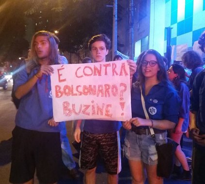 Cerca de 150 pessoas protestaram na noite de segunda-feira em frente à Hebraica, no Rio, contra a participação do deputado federal Jair Bolsonaro (PSC-RJ) em uma palestra no clube; o convite ao deputado, alvo de processos na Câmara por incitação ao estupro e apologia à ditadura militar, causou revolta na ala mais progressista da comunidade judaica