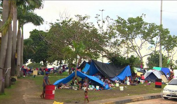 Países da América Latina e também de outras regiões vêm recebendo um número crescente de venezuelanos em fuga da crise econômica, do crime e do que críticos afirmam ser um governo cada vez mais autoritário; como as condições locais pioram, cidades próximas como Boa Vista estão às voltas com uma das maiores imigrações da história recente da América Latina; na semana passada, o governo de Roraima decretou uma "emergência social", colocando os serviços locais em alerta devido à procura crescente por atendimentos de saúde e segurança