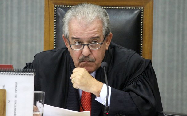 O conselheiro do Tribunal de Contas do Estado de São Paulo Robson Marinho, afastado do cargo há três anos por suspeitas de ter recebido propina da Alstom, será reintegrado ao cargo por decisão do Tribunal de Justiça; a 12ª Câmara de Direito Público acatou as alegações do advogado de Marinho, o que foi filiado ao PSDB, de que o afastamento ocorreu há três anos e até hoje o caso não foi julgado