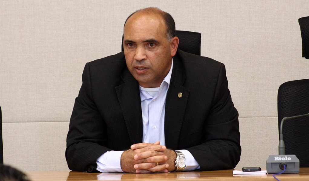 O vice-presidente da Câmara Legislativa do Distrito Federal, Wellington Luiz (PMDB), informou que os processos de cassação dos cinco deputados distritais réus na Justiça por corrupção passiva pela Operação Drácon continuarão arquivados; "O próprio Tribunal de Justiça entendeu que os mandatos dos deputados não estão comprometidos", disse; "Nada muda. A Mesa já discutiu esse caso e inclusive não houve qualquer provocação do tribunal com relação a isso", acrescentou