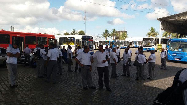 Os soteropolitanos vão ficar sem ônibus na sexta-feira (28); cerca de 18 mil rodoviários vão paralisar as atividades, segundo o diretor de Comunicação do Sindicato dos Rodoviários no Estado da Bahia, Daniel Mota; o movimento acontece em adesão à greve geral convocada em todo o País contra o governo de Michel temer; "Não vamos parar somente em Salvador. É uma decisão nacional mesmo. 417 cidades sem ônibus e transporte coletivo na Bahia", diz Mota