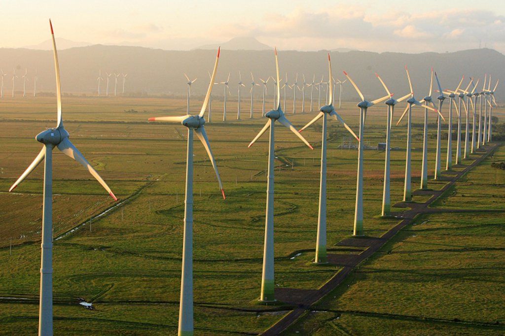 O Banco Nacional de Desenvolvimento Econômico e Social (BNDES) aprovou a concessão de financiamento de R$ 679 milhões à empresa Atlantic Energias Renováveis S/A para implantação do Complexo Eólico Santa Vitória do Palmar, no Rio Grande do Sul; o empreendimento, orçado em R$ 1,2 bilhão, é formado por 12 parques geradores e sistema de transmissão associado, com potência instalada de 207 megawatts (MW), suficiente para atender cerca de 400 mil residências ou 1,2 milhões de habitantes, de acordo como banco; dos 12 parques previstos, cinco já estão prontos
