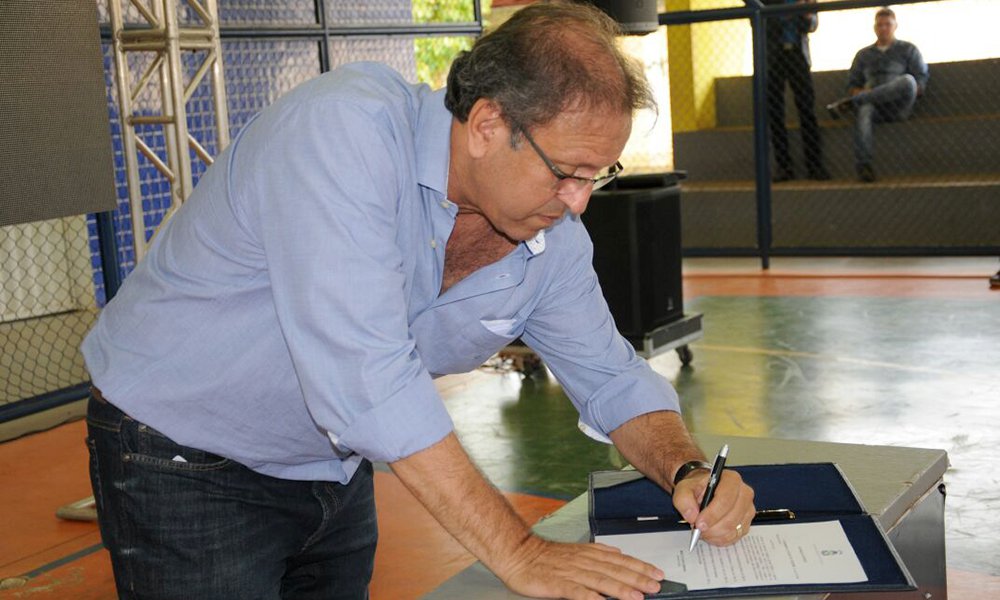 Por meio do Programa de Desenvolvimento Regional Integrado e Sustentável (Pdris), modalidade vicinal, financiado pelo Banco Mundial (Bird), o governador Marcelo Miranda inaugurou pontes, bueiros, galerias e outras melhorias em estradas vicinais de Brejinho de Nazaré; o chefe do executivo estadual também assinou Ordem de Serviço para execução de projetos da 2ª etapa do Contrato de Reabilitação e Manutenção de Rodovias (Crema), que prevê a recuperação de mais 1.382 km de rodovias pavimentadas em todo o Estado