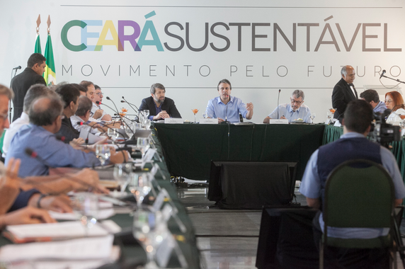 Dentro das ações do Ceará Sustentável, o governador Camilo Santana (PT) reuniu secretários, instituições e movimentos sociais para discutir prioridades para o setor do meio ambiente. O chefe do Executivo apresentou a proposta do programa, mobilizou os convidados para a criação de Grupos Temáticos Setoriais e discutiu o Plano de Trabalho. Após este primeiro encontro, os representantes terão cerca de 30 dias para organizar os grupos e levantar sugestões para melhorar o regimento