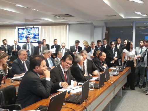 A votação da MP 777, que cria a Taxa de Longo Prazo (TLP) para balizar os empréstimos do Banco Nacional de Desenvolvimento Econômico e Social (BNDES) foi adiada para esta quarta-feira (23); o senador José Serra (PSDB/SP) alegou inconstitucionalidade e causou confusão na Comissão Mista; o presidente da Comissão, senador Lindbergh Farias, acatou pedido de Serra e do deputado federal Afonso Florence (PT/BA), dizendo que essa afirmação é "grave" e encerrou a sessão, para que os parlamentares possam debater sobre uma alternativa a essa proposta