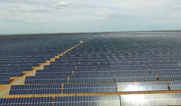 Forte radiação, baixa umidade e o sol atraíram para o Piauí o maior parque de energia solar em operação da América do Sul; são quase um milhão de painéis distribuídos numa área do tamanho de 700 campos de futebol; a boa notícia é que uma usina em Ribeira do Piauí, a 490 quilômetros de Teresina, acaba de entrar em operação fornecendo ao sistema interligado nacional 292 megawatts, energia suficiente para abastecer diariamente um município com 1,2 milhão de pessoas