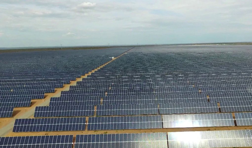 Forte radiação, baixa umidade e o sol atraíram para o Piauí o maior parque de energia solar em operação da América do Sul; são quase um milhão de painéis distribuídos numa área do tamanho de 700 campos de futebol; a boa notícia é que uma usina em Ribeira do Piauí, a 490 quilômetros de Teresina, acaba de entrar em operação fornecendo ao sistema interligado nacional 292 megawatts, energia suficiente para abastecer diariamente um município com 1,2 milhão de pessoas