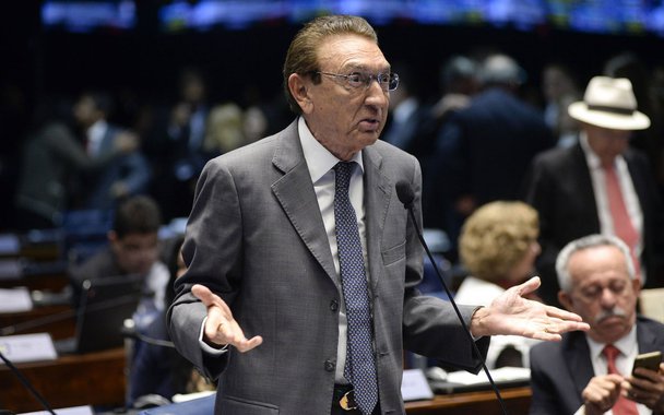 O Supremo Tribunal Federal (STF) encaminhou à PF inquérito contra o senador Edison Lobão(PMDB-MA), apontado como sócio da Diamond Capital Group pela Procuradoria-Geral da República; de acordo com as investigações, a empresa foi beneficiada de forma ilegal com aporte de capital de vários fundos de pensão controlados pelo governo federal, entre eles o da Petros, a caixa de previdência dos funcionários da Petrobras
