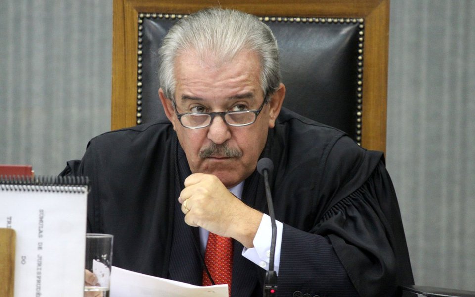 O conselheiro do Tribunal de Contas do Estado de São Paulo Robson Marinho, afastado do cargo há três anos por suspeitas de ter recebido propina da Alstom, será reintegrado ao cargo por decisão do Tribunal de Justiça; a 12ª Câmara de Direito Público acatou as alegações do advogado de Marinho, o que foi filiado ao PSDB, de que o afastamento ocorreu há três anos e até hoje o caso não foi julgado