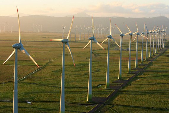 O Banco Nacional de Desenvolvimento Econômico e Social (BNDES) aprovou a concessão de financiamento de R$ 679 milhões à empresa Atlantic Energias Renováveis S/A para implantação do Complexo Eólico Santa Vitória do Palmar, no Rio Grande do Sul; o empreendimento, orçado em R$ 1,2 bilhão, é formado por 12 parques geradores e sistema de transmissão associado, com potência instalada de 207 megawatts (MW), suficiente para atender cerca de 400 mil residências ou 1,2 milhões de habitantes, de acordo como banco; dos 12 parques previstos, cinco já estão prontos
