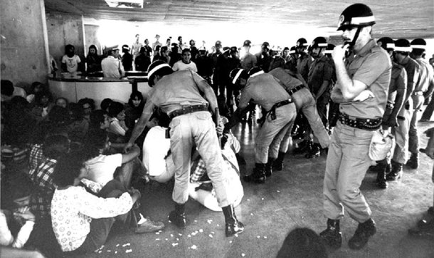 No dia 22 de setembro de 1977, após invasão da Faculdade de Medicina da USP, forças militares compostas por 700 homens fardados e mais 200 agentes à paisana invadiram o Campus da PUC – Pontifícia Universidade de São Paulo, onde se realizava uma manifestação Pró- UNE, com objetivo de repensar estratégias para o movimento estudantil; abertura acontece hoje na PUC, com participação de Florestan Fernandes Júnior, às 19h30