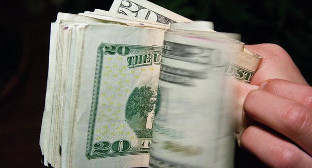 Uma gigantesca dívida de US$ 21 trilhões (R$ 79 trilhões) e gastos governamentais exuberantes estão levando os EUA a uma crise orçamentária esmagadora; "Será possível desvalorizar o dinheiro, decretar a falência ou tentar aumentar os impostos e matar a economia. Essas são as nossas perspectivas daqui a oito ou dez anos", afirmou o congressista republicano Andy Biggs