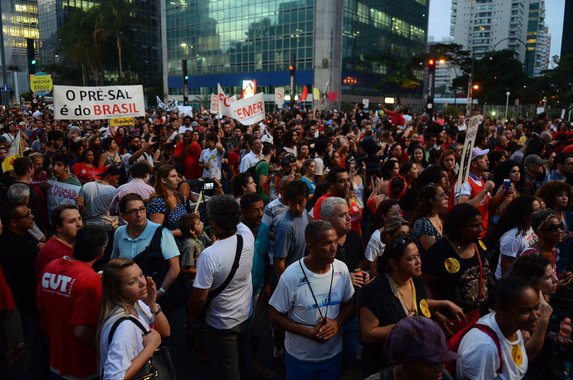 É preciso conscientizar a população, cada vez mais, sobre o que está sendo gestado pelo governo sem votos, sustentado pela elite financeira, empresas transnacionais, elite empresarial brasileira e seguradoras privadas. Agora, o que está em jogo é o tempo