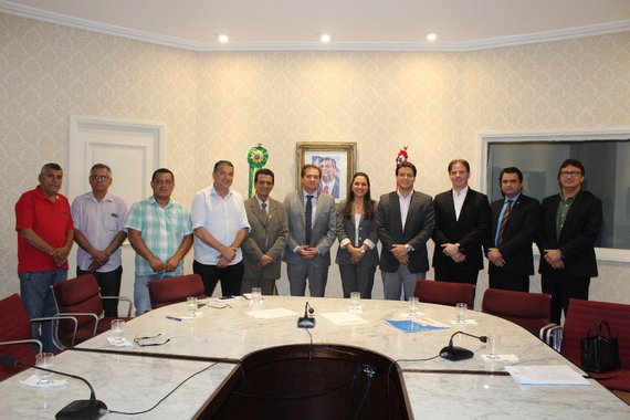 Mais quatro escolas do Programa Escola Digna serão construídas no Maranhão: em Açailândia, Buriticupu, Sítio Novo e Urbano Santos; a iniciativa faz parte do termo de compromisso firmado entre o Governo do Estado e a empresa Suzano Papel e Celulose; a tratativa, realizada por meio da Secretaria de Indústria, Comércio e Energia (Seinc), faz parte dos compromissos assumidos pela empresa ao anunciar a expansão da fábrica de celulose e a implantação de uma nova fábrica de papel sanitário na sua unidade de Imperatriz; de acordo com o governo, o investimento de mais de R$ 500 milhões no Maranhão possui dimensão social