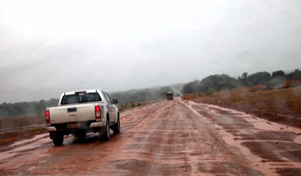 O governo do Maranhão e o Novo Banco de Desenvolvimento (NDB) – também conhecido como Banco dos Brics – assinaram um relatório para propor o financiamento do Corredor Sul Norte no Maranhão; empreendimento prevê a reconstrução de 649 quilômetros da MA-006, entre o município maranhense de Alto Parnaíba e o entroncamento com a BR-222, além da pavimentação de rodovias alimentadoras; reconstrução da rodovia é importante para melhorar a logística de escoamento da produção no estado e também conectar as cidades da região através da melhoria das condições de mobilidade; o NDB recebe fundos dos cinco países membros dos Brics: Brasil, Rússia, China, Índia e África do Sul 
