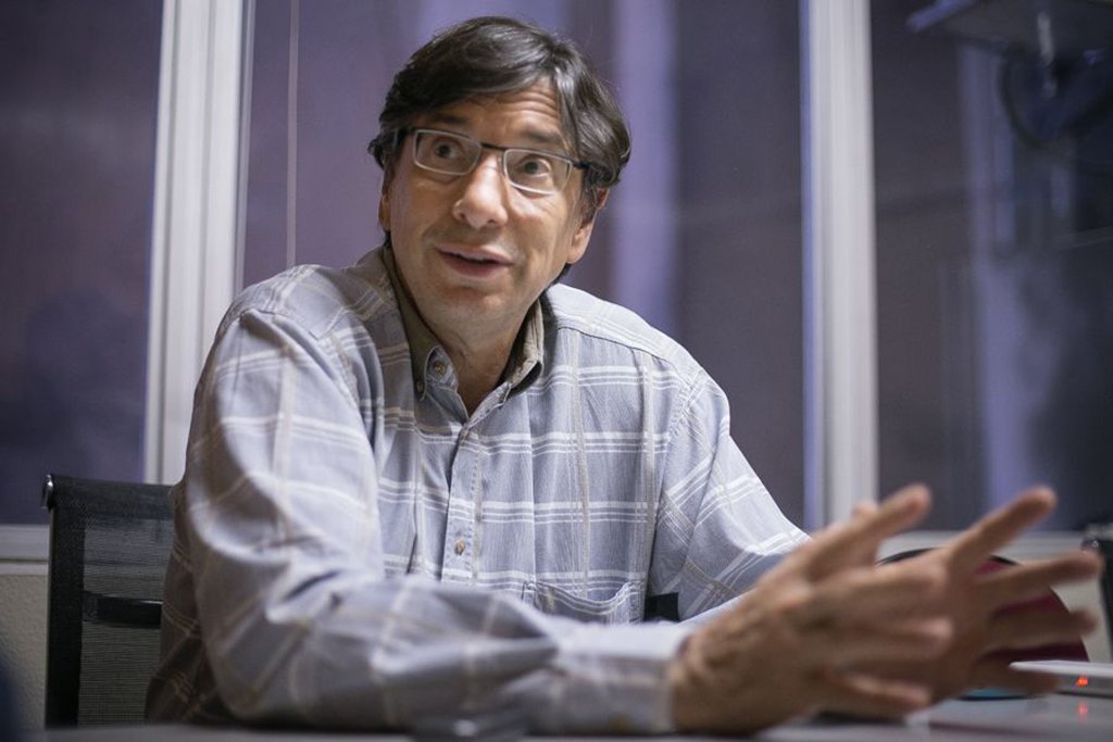 Segundo o economista Marcio Pochmann, professor da Unicamp, o Brasil que está saindo do atual período de recessão é um país praticamente sem uma burguesia industrial; a reforma trabalhista e a terceirização vão corroer os empregos assalariados intermediários nas grandes empresas privadas e no setor público, avalia; em Porto Alegre, Pochmann diz que está emergindo no País uma sociedade cada vez mais polarizada entre os muito ricos e a maior parte da população empobrecida; "Não há motores que possam indicar uma retomada do crescimento da economia a não ser a ocupação de capacidade ociosa que temos, provocada por uma queda muito significativa", acrescenta
