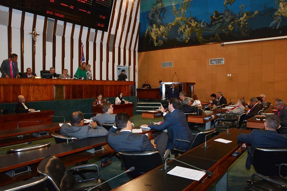 Esquecida até mesmo por seus defensores, deve ser arquivada na Assembleia Legislativa da Bahia (ALBA) a PEC 144/2015, que, como dizem os parlamentares, prevê que eles possam apresentar proposições que 'oneram' o governo; presidente da Comissão de Constituição e Justiça (CCJ), o deputado Joseildo Ramos (PT) já admite nos bastidores que a PEC perdeu a pouca força que tinha; o líder do governo, deputado Zé Neto (PT), diz que está "tranquilo", pois, segundo ele, a proposta é inconstitucional, e pode ter feito contrário ao que espera o bloco de oposição e o autor da matéria, deputado Luciano Ribeiro (DEM)