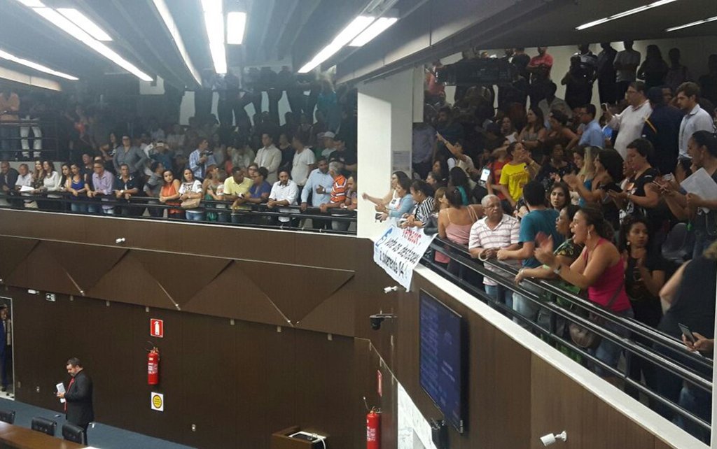 Servidores públicos de Belo Horizonte lotaram as galerias da Câmara Municipal, para protestar contra a emenda apresentada ao projeto de lei que muda o Estatuto do Servidor e outras leis correlatas, promovendo ajustes em gratificações, em jornadas de trabalho e modificações na concessão de alguns benefícios, como férias-prêmio e quinquênios; a categoria aguarda a votação projeto de lei do Executivo (PL 378/2017), em segundo turno, que prevê reajuste salarial de 2,53% para todo o funcionalismo da capital; conforme justificativa da Prefeitura de Belo Horizonte (PBH), o novo texto foi resultado de um “amplo processo de negociação entre a administração pública municipal e entidades representativas dos servidores”