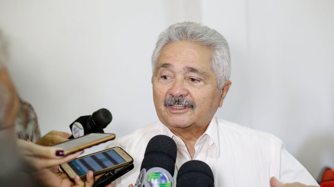 O senador Elmano Férrer (PMDB-PI) prometeu que vai recorrer da decisão da Justiça que o condenou a multa e suspensão dos direitos políticos por três anos; ele foi condenador por improbidade administrativa, acusado de contratar ilegalmente servidores sem concurso público quando foi prefeito de Teresina; o senador também terá que pagar multa civil no valor de 20 vezes da última remuneração recebida, além de ficar proibido de contratar com o Poder Público ou receber benefícios fiscais ou creditícios direta ou indiretamente, ainda que por intermédio de pessoa jurídica da qual seja sócio majoritário por 3 anos