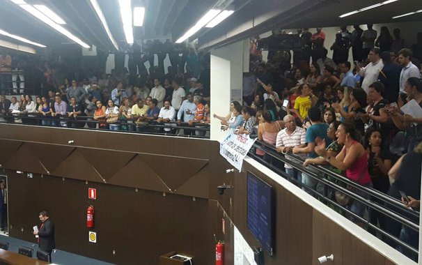 Servidores públicos de Belo Horizonte lotaram as galerias da Câmara Municipal, para protestar contra a emenda apresentada ao projeto de lei que muda o Estatuto do Servidor e outras leis correlatas, promovendo ajustes em gratificações, em jornadas de trabalho e modificações na concessão de alguns benefícios, como férias-prêmio e quinquênios; a categoria aguarda a votação projeto de lei do Executivo (PL 378/2017), em segundo turno, que prevê reajuste salarial de 2,53% para todo o funcionalismo da capital; conforme justificativa da Prefeitura de Belo Horizonte (PBH), o novo texto foi resultado de um “amplo processo de negociação entre a administração pública municipal e entidades representativas dos servidores”