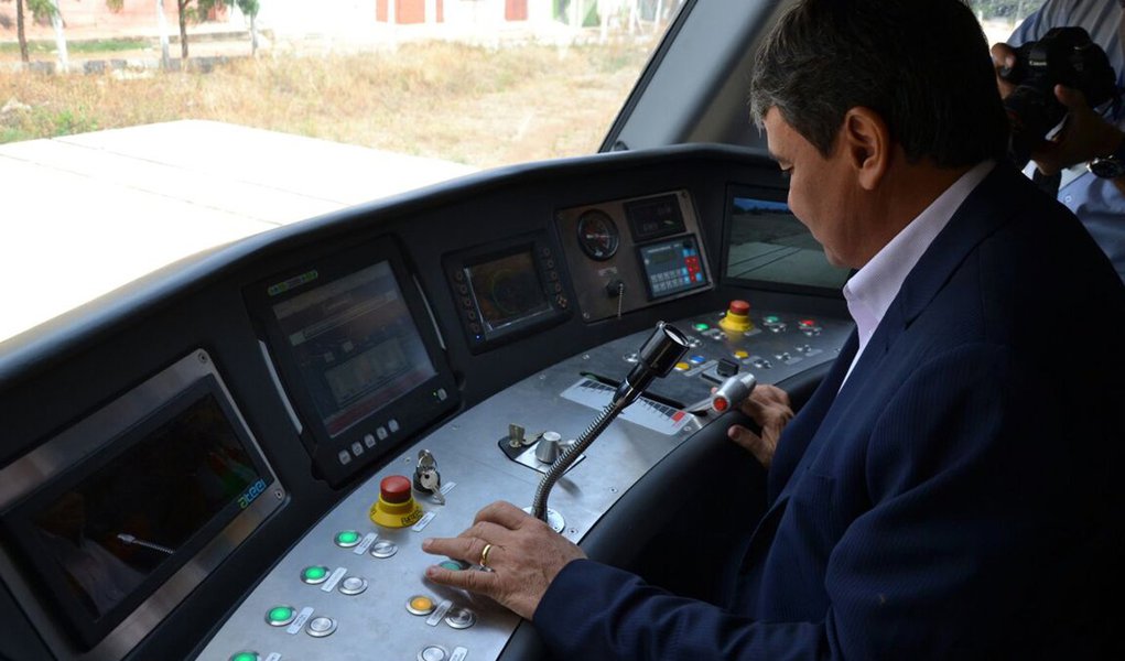 O governador Wellington Dias, acompanhado do secretário de Estado dos Transportes, Guilhermano Pires, e do diretor do Metrô de Teresina, Antônio Sobral, visitou a Fábrica Bom Sinal, especializada na construção de veículos leves sobre trilhos (VLTs), a única do Brasil, localizada no município de Barbalha, Ceará; a empresa é responsável pela fabricação do VLT que substituirá o antigo trem da cidade de Teresina, e que tem previsão de estar pronto em abril de 2018; de acordo com o diretor comercial da Bom Sinal, Márcio Florezano, o VLT que está sendo feito para Teresina será uma solução para o transporte na cidade