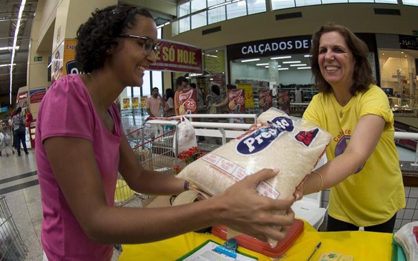Consumidores brasileiros acreditam que a inflação acumulada nos próximos 12 meses ficará em 6,3%; pesquisa de agosto mostrou que a taxa recuou 0,6 ponto percentual em relação a julho (6,9%); essa é a menor taxa da Expectativa de Inflação do Consumidor, medida pela Fundação Getulio Vargas (FGV), desde julho de 2012 (6,2%)