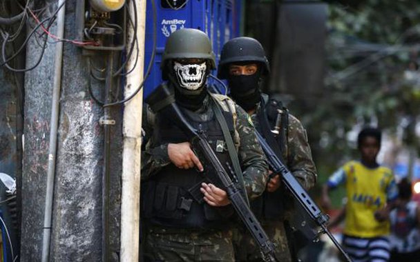 O Comando Militar do Leste informou que é indevido o uso de máscaras com desenhos de caveira, por militares das Forças Armadas, nas operações diárias na Favela da Rocinha, na zona sul do Rio, contra o crime organizado, e que a prática está sendo coibida; os soldados que utilizaram o acessório podem ser responsabilizados; circularam imagens e fotos com soldados que participam da operação na Rocinha usando máscaras com desenhos de caveira