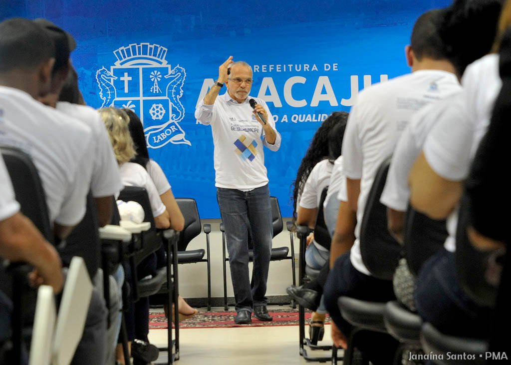 O prefeito de Aracaju, Edvaldo Nogueira (PCdoB) reiterou que a reconstrução da cidade não tem sido uma tarefa fácil: Herdamos dívidas de R$ 540 milhões, além de pagarmos pelos serviços que estão sendo prestados na cidade, temos que arcar com o parcelamento da dívida do passado"; o prefeito lembrou que só neste ano, já pagou 12 folhas salariais, sendo 10 delas do seu governo (janeiro a outubro) e duas da gestão passada (dezembro de 2016 e o 13° salário do ano passado)