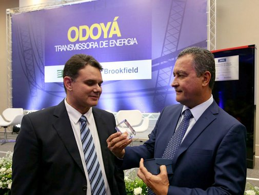 Referência em energias limpas, a Bahia ganhou uma importante estrutura para o setor, com a oficialização das entregas da Concessionária Odoyá Transmissora de Energia S.A., na noite desta terça-feira; presente à solenidade que representou a instalação de mais de 270 quilômetros de linhas de transmissão e quatro subestações, o governador Rui Costa destacou a participação do Governo do Estado na promoção do desenvolvimento e atração de novas empresas do segmento de energia eólica e solar; "Estamos trabalhando, inclusive, para tornar a Bahia o centro de referência de energia solar, já que, entre todos os estados brasileiros, é o que oferece maior potencial em intensidade e extensão, tanto para energia eólica como energia solar", disse Rui