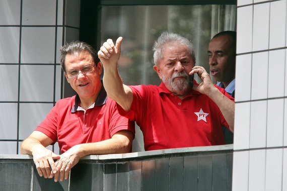 Em depoimento ao juiz Sérgio Moro nesta terça-feira, 9, a testemunha Tatiana de Almeida Campos disse que desconhecer que o apartamento contíguo ao que reside o ex-presidente Luiz Inácio Lula da Silva em São Bernardo do Campo (SP) seja do ex-presidente; segundo o advogado Cristiano Zanin Martins, que defende Lula, a família Almeida Campos era proprietária de dois apartamentos contíguos em um prédio situado em São Bernardo do Campo; um deles foi vendido pelo pai de Tatiana a Lula, que é onde ele mora; a outra unidade não tinha o nome do ex-presidente como comprador; "O depoimento deixou claro que o MPF pretendeu levar aos autos uma mera fofoca proveniente de terceiros e que não há qualquer elemento concreto que possa dar sustentação à acusação", disse o advogado