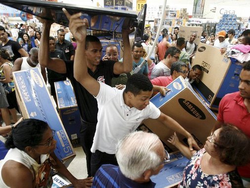 Subiu para cinco o número de gerentes de lojas de Salvador conduzidos pela polícia para prestar depoimento por propagandas enganosas na Black Friday; nesta sexta-feira 20 lojas foram visitadas pela Polícia Civil e órgãos de defesa do consumidor que haviam registrado os preços no mês passado para comparar com a Black Friday; no total, sete foram autuadas por irregularidades; na​ Ricardo Eletro ​​foi identificado, por exemplo, um​ celular Galaxy A7​ sendo divulgado​ por ​R$ ​2.299, com preço de Black Friday ​a​ ​R$​ 1.799; es​t​e valor, no entanto, foi o mesmo praticado em 9​ de novembro ​de 2017