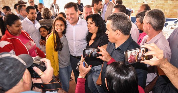 O governador Marconi Perillo (PSDB) ultrapassou o senador Ronaldo Caiado (DEM) e assumiu o posto de político goiano mais influente nas redes sociais; é o que mostra pesquisa realizada pela empresa Eureka Comunicação, especialidade em mídias digitais; é a primeira vez que o governador aparece no primeiro lugar desde que o Diário da Manhã começou a publicar com regularidade os rankings de influência nas redes sociais, em março de 2016; Marconi ultrapassou Caiado devido ao aumento significativo na quantidade de conteúdo publicado