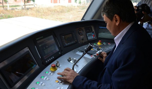 O governador Wellington Dias, acompanhado do secretário de Estado dos Transportes, Guilhermano Pires, e do diretor do Metrô de Teresina, Antônio Sobral, visitou a Fábrica Bom Sinal, especializada na construção de veículos leves sobre trilhos (VLTs), a única do Brasil, localizada no município de Barbalha, Ceará; a empresa é responsável pela fabricação do VLT que substituirá o antigo trem da cidade de Teresina, e que tem previsão de estar pronto em abril de 2018; de acordo com o diretor comercial da Bom Sinal, Márcio Florezano, o VLT que está sendo feito para Teresina será uma solução para o transporte na cidade