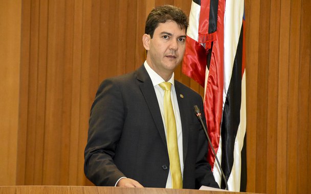 O deputado estadual Eduardo Braide (PMN) será obrigado a pensar no seu futuro partidário e negociar uma nova filiação; o Senado aprovou em dois turnos PEC que proíbe as coligações e cria uma cláusula de desempenho para que os partidos tenham acesso ao fundo partidário; a medida tem por objetivo eliminar os nanicos, como o PMN, sigla presidida pelo parlamentar no Maranhão