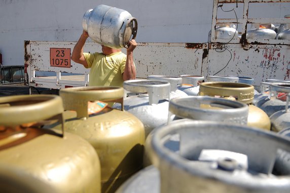 O preço do botijão de gás de cozinha vai sofrer mais um reajuste a partir desta quarta-feira (11), de acordo com a Associação dos Revendedores de Gás do Estado de Alagoas (Argal); os preços podem variar de R$ 70 a R$ 85 por botijão; reajuste de 12,9% foi anunciado pela Petrobras nesta terça-feira (10) e se deu devido a variação das cotações do produto no mercado internacional; em Alagoas, esse reajuste vai ser de 19,8%