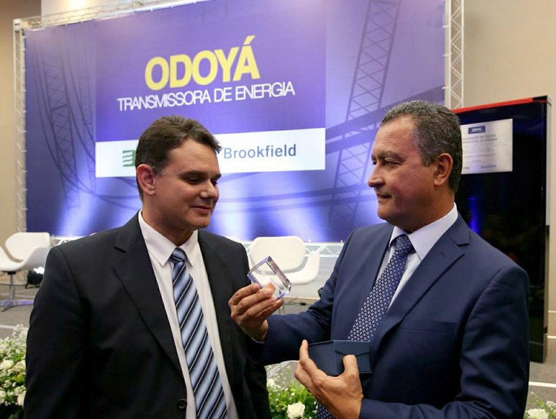 Referência em energias limpas, a Bahia ganhou uma importante estrutura para o setor, com a oficialização das entregas da Concessionária Odoyá Transmissora de Energia S.A., na noite desta terça-feira; presente à solenidade que representou a instalação de mais de 270 quilômetros de linhas de transmissão e quatro subestações, o governador Rui Costa destacou a participação do Governo do Estado na promoção do desenvolvimento e atração de novas empresas do segmento de energia eólica e solar; "Estamos trabalhando, inclusive, para tornar a Bahia o centro de referência de energia solar, já que, entre todos os estados brasileiros, é o que oferece maior potencial em intensidade e extensão, tanto para energia eólica como energia solar", disse Rui