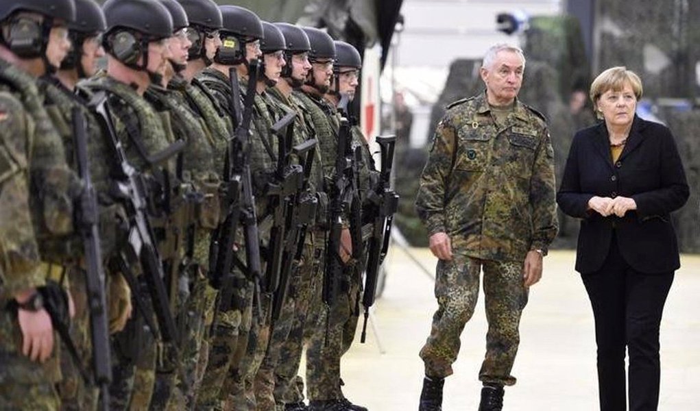 Vinte e três dos 28 países membros da União Européia (UE) concordaram em expandir significativamente sua cooperação militar; ministros das Relações Exteriores e da Defesa do bloco assinaram um documento em Bruxelas que deveria lançar as bases para uma futura união de defesa europeia; "É importante para nós assumir uma posição independente, [principalmente] após a eleição do presidente dos EUA (Donald Trump). Assim, se houver uma crise no nosso bairro, devemos ser capazes de agir", disse a ministra da Defesa alemã, Ursula van der Leyen