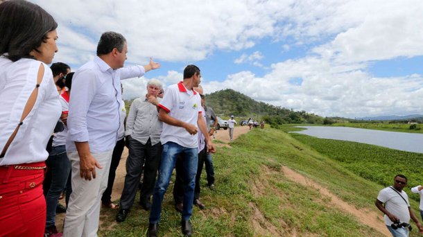 O governador Rui Costa assinou a ordem de serviço para construção do Centro de Treinamento para Canoagem de Ubatã, no sul da Bahia, com investimento da ordem de R$ 1 milhão; crianças e adolescentes de oito a 18 anos serão atendidas através do projeto ‘Remando no Rio de Contas’, que oferece 90 vagas de iniciação em canoagem; o objetivo é formar novos talentos olímpicos, a exemplo doa medalhistas Isaquias Queiroz e Erlon Santos