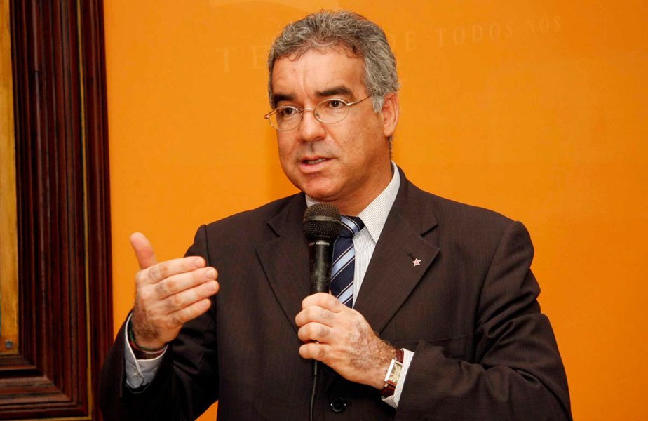 O líder do governo na Assembleia Legislativa, deputado Zé Neto (PT), minimiza o bombardeio dos aliados contra o titular da Secretaria das Relações Institucionais (Serin), Josias Gomes, apontado como responsável pela falha na comunicação entre Legislativo e Executivo, além do tratamento dado aos prefeitos aliados; Zé Neto não acredita que o PDT vá entregar os cargos ao governador, e descarta possibilidade de os deputados do partido deixarem a base; "São tensões normais na política. Os deputados do PDT são muitos tranquilos conosco. A Serin nunca foi uma secretaria tranquila, não é um problema pessoal com o secretário. Ali é o para-choque do governo", diz o petista