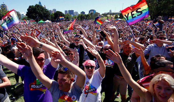 Parlamento da Austrália aprovou projeto de lei para legalizar os casamentos entre pessoas do mesmo sexo, no último trâmite legislativo para que essas uniões possam ocorrer no país; Câmara Baixa rejeitou todas as emendas e deu sinal verde ao projeto do senador liberal Dean Smith, que já foi aprovado na semana passada no Senado; iniciativa foi apresentada após a realização de um referendo não vinculativo que deu resultado favorável a esse tipo de casamento; "Que dia, que dia para o amor, a igualdade e o respeito. A Austrália fez isso", afirmou o primeiro-ministro, Malcolm Turnbull
