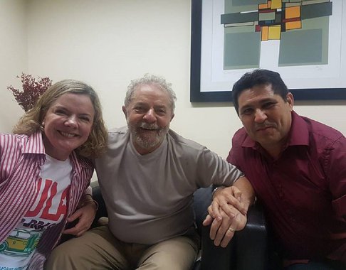 O presidente do PT Ceará, Fco. de Assis Diniz esteve reunido, no final da semana, com ex-presidente Lula e com a presidenta nacional do partido, senadora Gleisi Hoffmann para tratar dos cenários para 2018. Segundo De Assis, a orientação é que "está muito cedo" para discutir a política de alianças. As prioridades do partido são construir a proposta de um referendum revogatório das medidas tomadas depois do golpe que ferem os interesses do Brasil e dos trabalhadores, organizar o PT para eleger grandes bancadas federais e estaduais e no caso do Ceará, o projeto envolve ainda a reeleição do governador Camilo Santana e a manutenção da vaga do Senado Federal na chapa majoritária para 2018